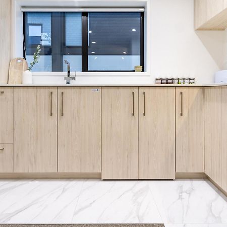 Urban Retreat: 2-Br Gem In Central Christchurch Apartment Exterior photo